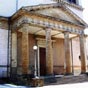 Mont-de-Marsan : La façade de l'église de la Madeleine avec sa façade néoclassique.